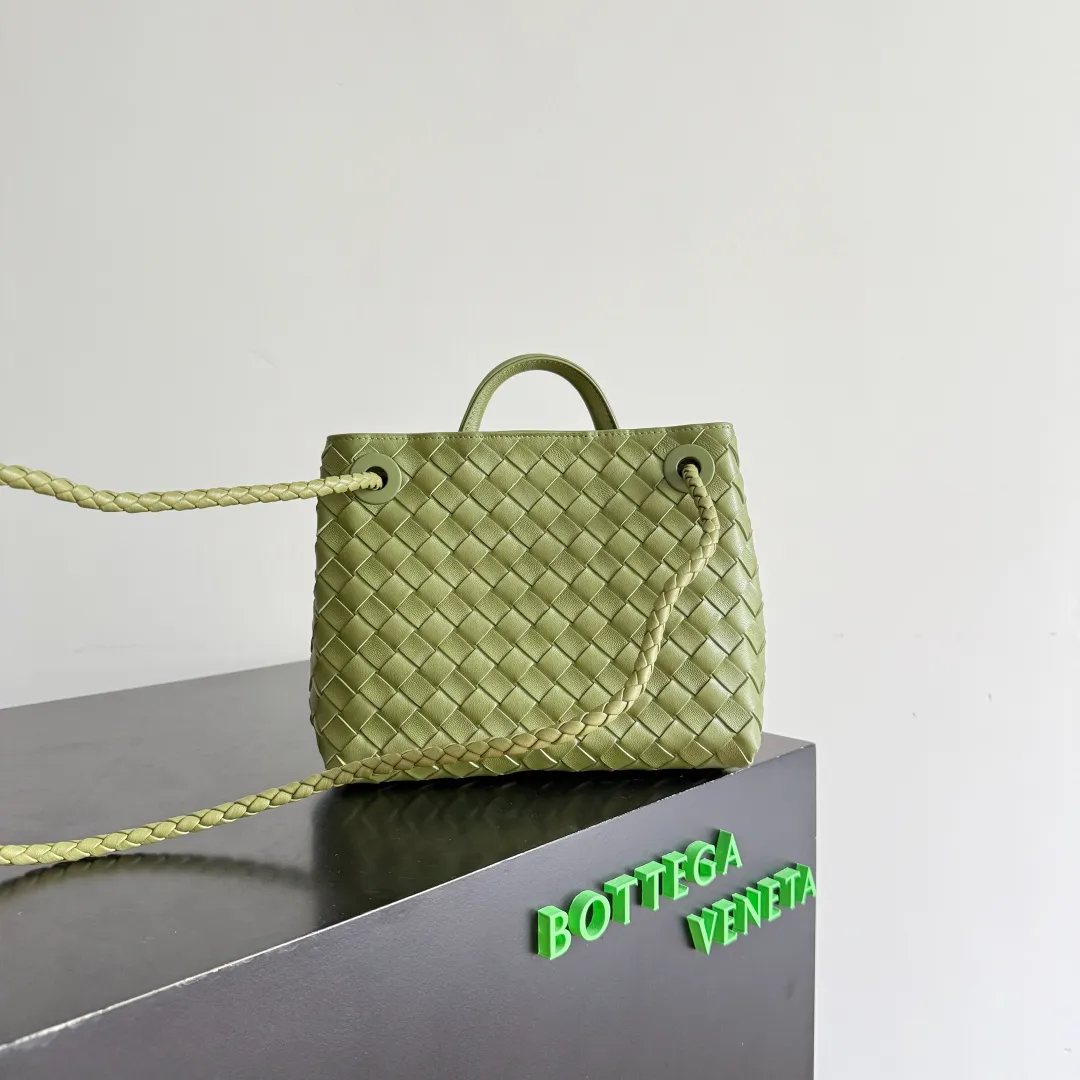 The new Andiamo batch of 3060 BV is shipped‼ ️The classic intercciato weaving process is used to create a soft bag, the metal knot is made of micro-cast aluminum using jewelry technology🪢, and the decorative beads are made of metal and hand-polished oak, allowing you to jump repeatedly between elegance and fun💃, making it unpredictable. Classic and versatile, it shows off your temperament, and the bag has a large capacity, making it very convenient for daily commuting! It has a variety of carrying methods, the shoulder straps can be adjusted by yourself, the original lambskin feels soft and delicate, and the unisex style breaks gender boundaries and brings a more practical and long-lasting use experience. The Andiamo, which has both elegant and casual styles, perfectly interprets the "fashionable old money style". Style number: 743568+wood hardware Color: Matcha green Size: 25*22*10.5cm